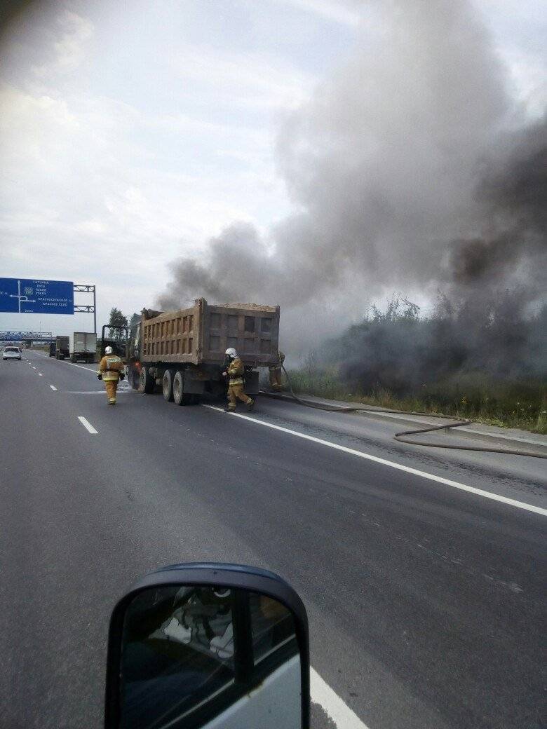 Китайский самосвал сгорел на Киевском шоссе 