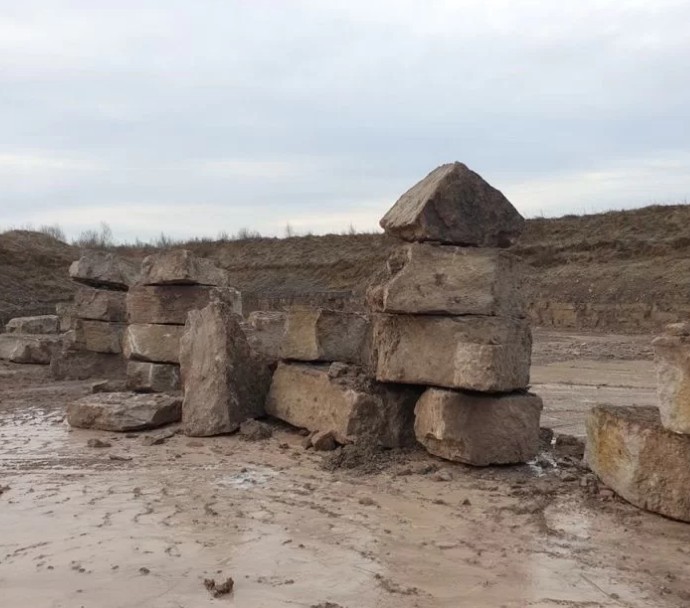 Карьер по добыче известнякового шебня