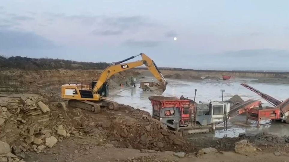 Рабочий карьер, добыча известняка. Рядом порт