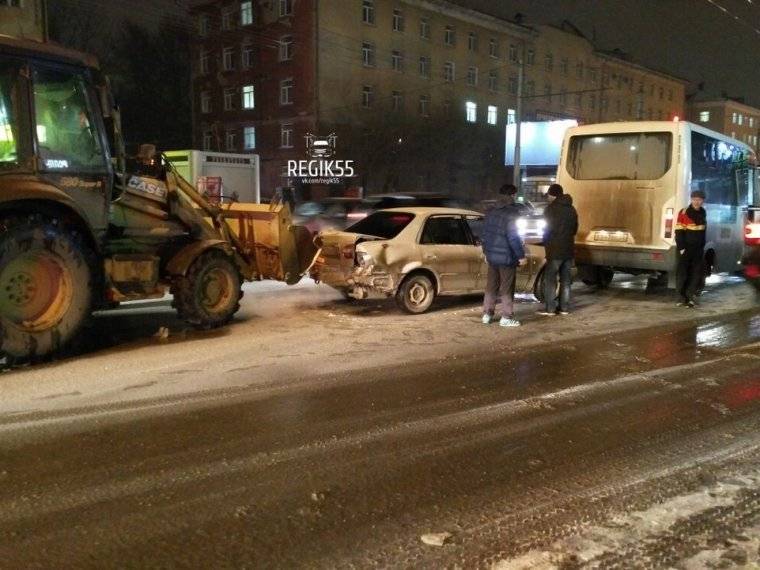 ДТП на проспекте мира с участием снегоуборочного трактора. 