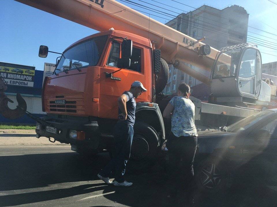 Автокран попал в ДТП в Брянске 