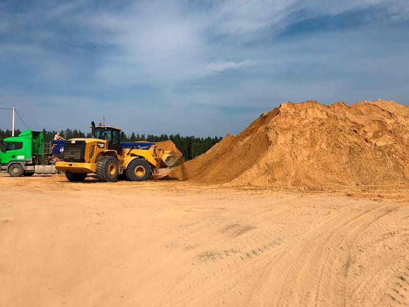 погрузка песка на Карьере аксиньино в Щёлковском районе