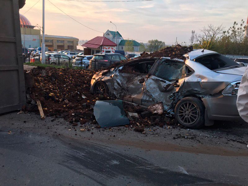 Самосвал упал и рассыпал плодородку