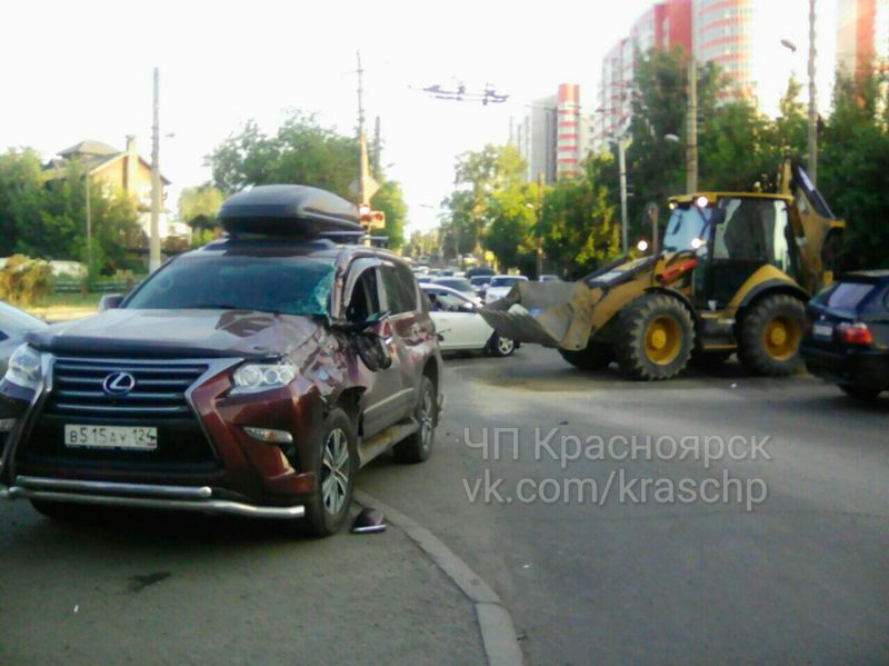 Видео трактор таранит