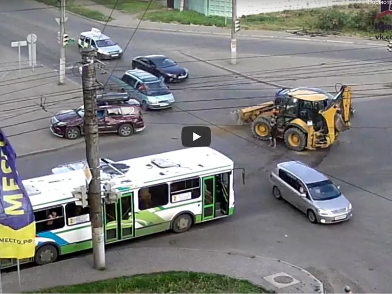 Видео трактор таранит